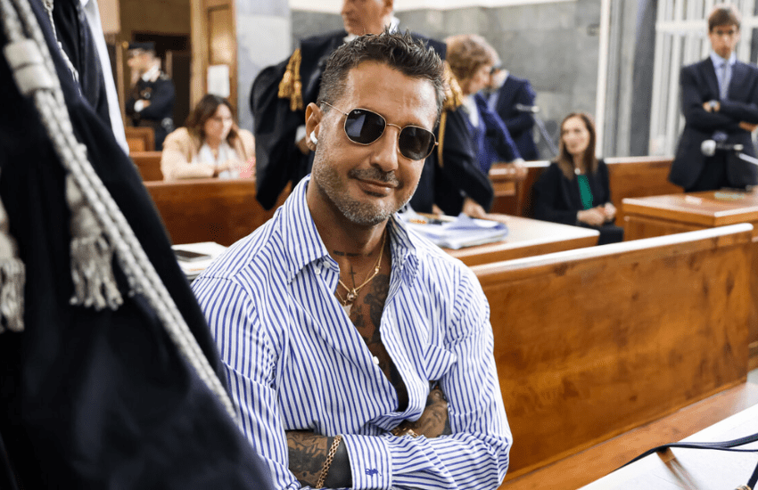Fabrizio Corona, disposta nuova perizia psichiatrica e lui in aula festeggia per l’Inter