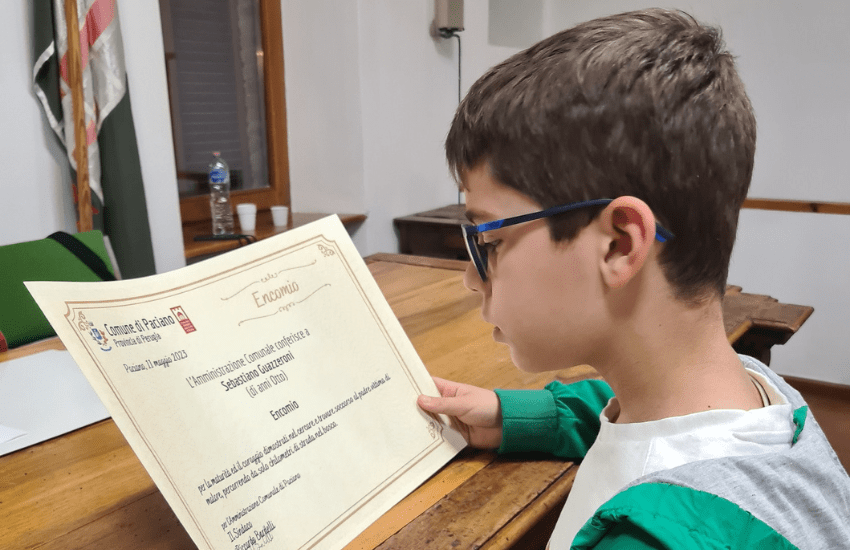 Sebastiano, il bambino che ha salvato la vita al padre riceve un encomio
