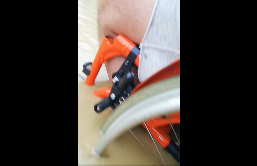 Maltempo, disabile bloccato dagli allagamenti lancia appello sui social: “Sono prigioniero in casa mia” (VIDEO)