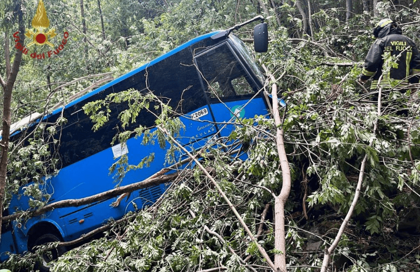 Bus con a bordo studenti finisce in una scarpata: il video dei soccorsi