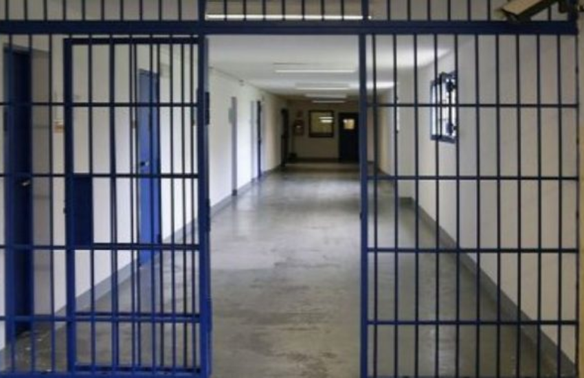 Alessandria: agente penitenziario salva detenuto dal linciaggio e si frattura una mano