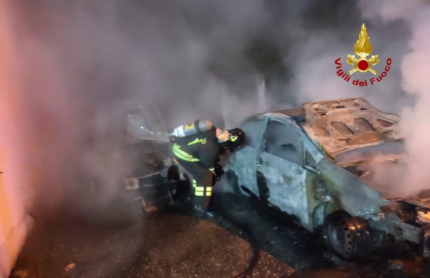 FOTO – Due auto incendiate nella notte: mistero a Sezze