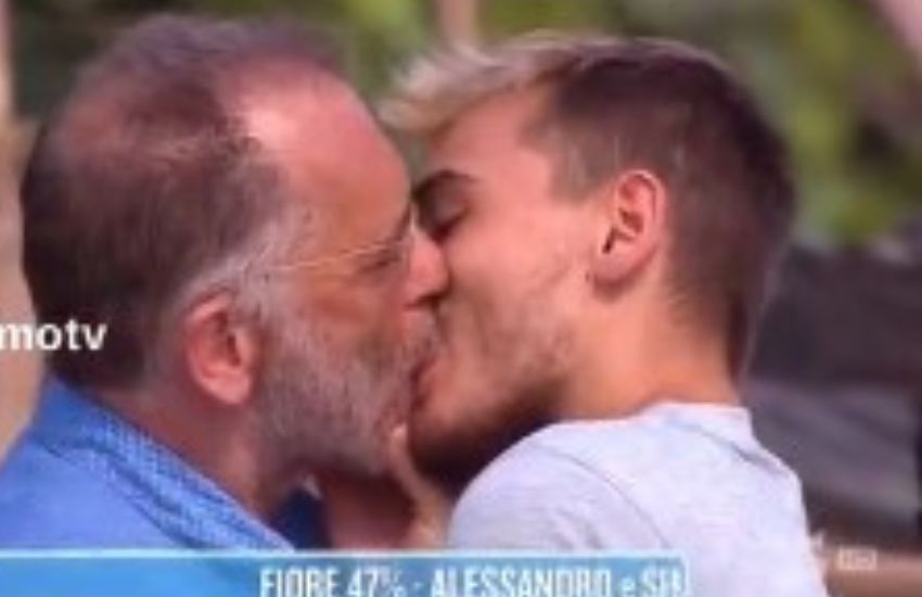 Il bacio appassionato tra Alessandro Cecchi Paone e Simone Antolini scatena le polemiche: “Di cattivo gusto!”