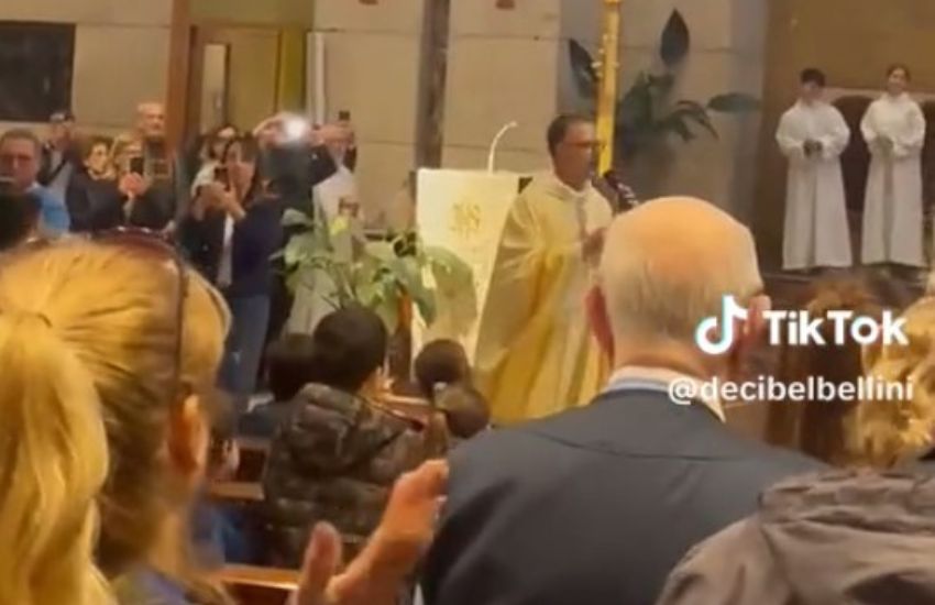 Incredibile a Napoli: parte il coro “Sarò con te” e la chiesa si trasforma in una curva da stadio [VIDEO]