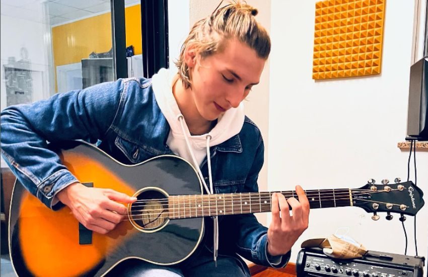 Cricca, l’annuncio in lacrime dopo l’eliminazione da Amici. Prima di uscire ha promesso a Isobel…