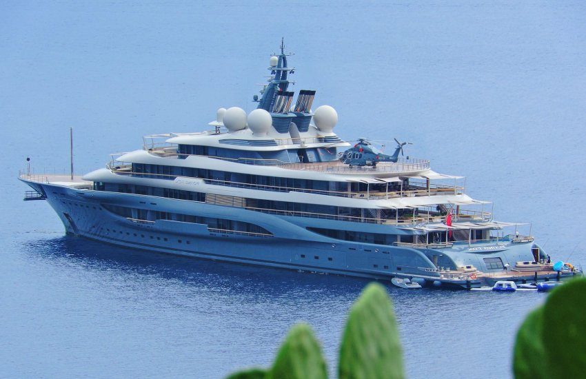 Il Flying Fox al largo delle coste pontine. Jeff Bezos di Amazon torna in provincia di Latina