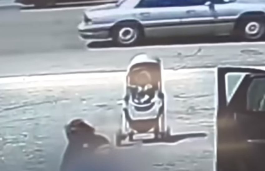 Donna perde il controllo del passeggino che va verso il traffico: tragedia sfiorata, decisivo l’intervento di un senzatetto eroe [VIDEO]