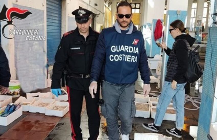 Riposto, 60enne conservava il pescato in un bagno pubblico per poi rivenderlo, denunciato dai Carabinieri