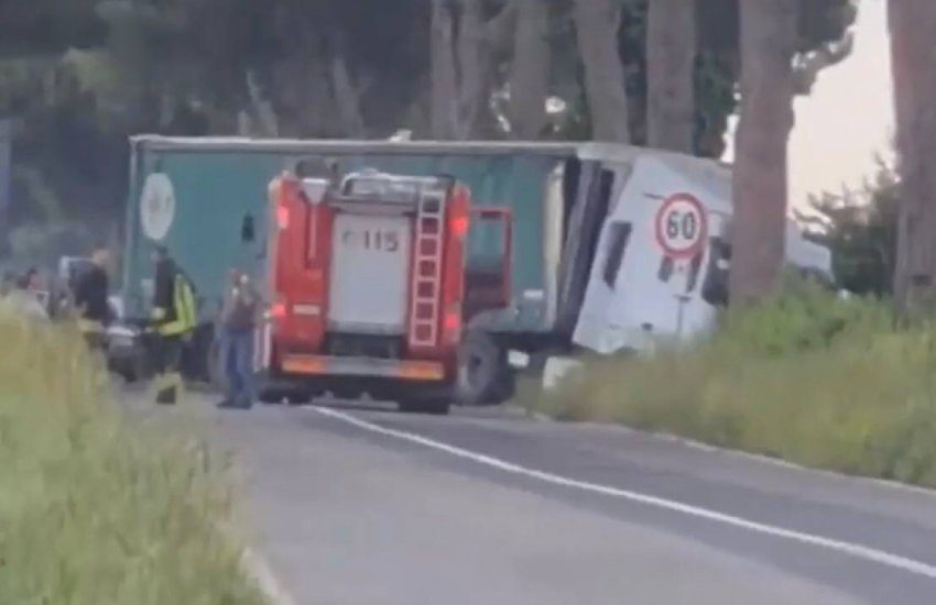 Tremendo scontro tra due auto ed un grosso tir lungo l’Appia: arriva l’eliambulanza