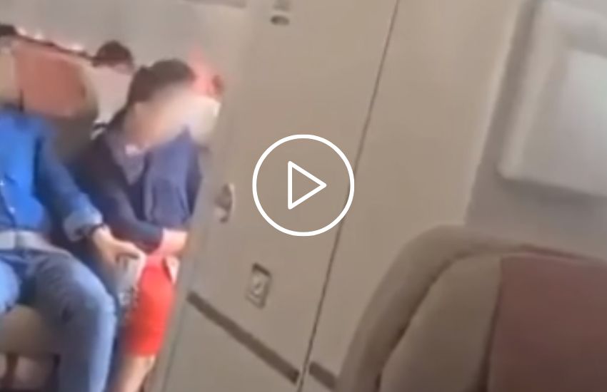 Terrore in volo, passeggero apre il portellone dell’aereo | VIDEO