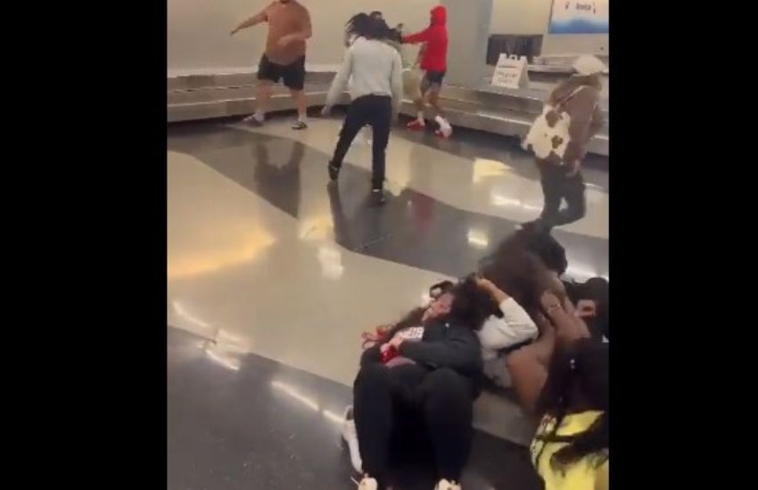 L’aeroporto si trasforma in un ring: mega-rissa tra i passeggeri, ecco cos’è successo [VIDEO]
