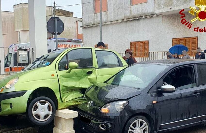 Scontro tra due auto in pieno centro abitato. Vettura contro recinzione, donna resta incastrata