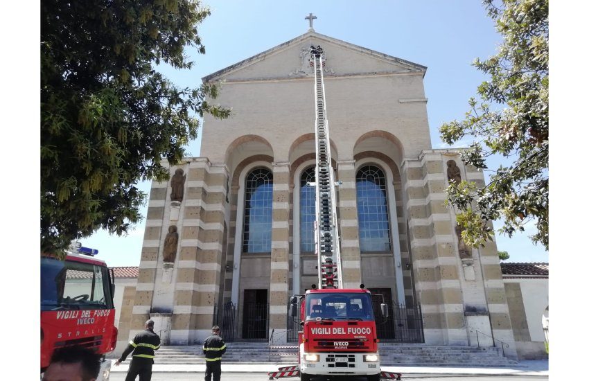FOTO – Parte del fregio di San Marco si stacca e precipita, a pochi minuti dall’inizio delle comunioni…