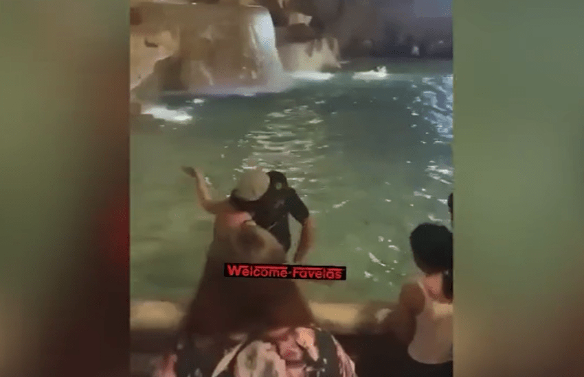 Roma, fa il bagno nella Fontana di Trevi e picchia i vigili urbani mentre c’è ci applaude e ride (VIDEO)