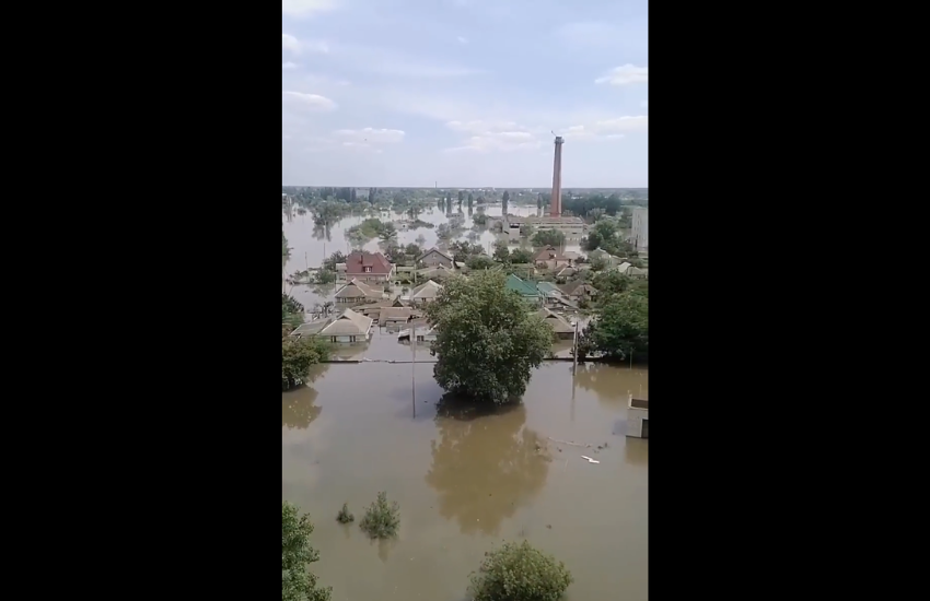 Kiev, la tragedia per l’esplosione della diga: le immagini terrificanti, 42.000 persone a rischio (VIDEO)