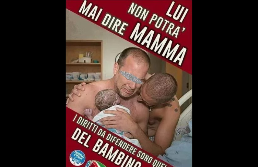 Fratelli d’Italia condannato a risarcire coppia di papà gay: “Lui non potrà mai dire mamma”