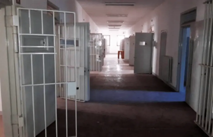 Aggredito da un detenuto armato di un pezzo di plexiglas appuntito… Agente della Penitenziaria rischia di perdere un occhio. L’episodio nel carcere di Frosinone