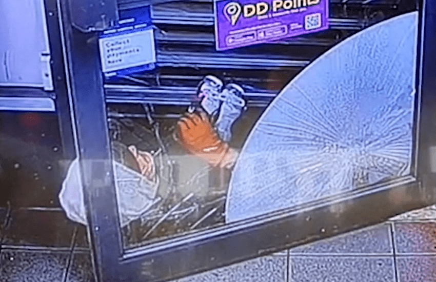 Tenta di rubare delle birre, viene bloccato sotto la saracinesca e ne beve una in attesa della polizia