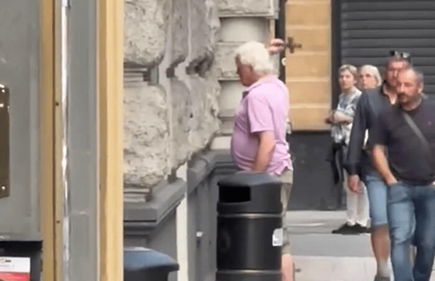 Il bancomat non gli restituisce la carta: anziano prende a colpi di crocifisso lo sportello