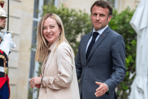 Scontro diplomatico tra Macron e Giorgia Meloni sul caso Deranque: tensione tra Parigi e Roma