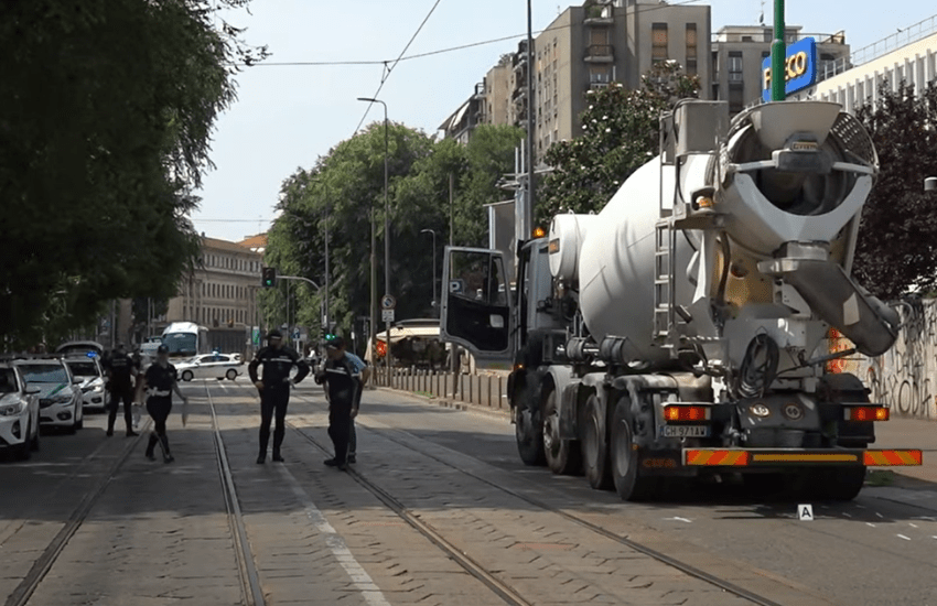 Milano, strage di ciclisti: donna travolta da una betoniera (VIDEO)