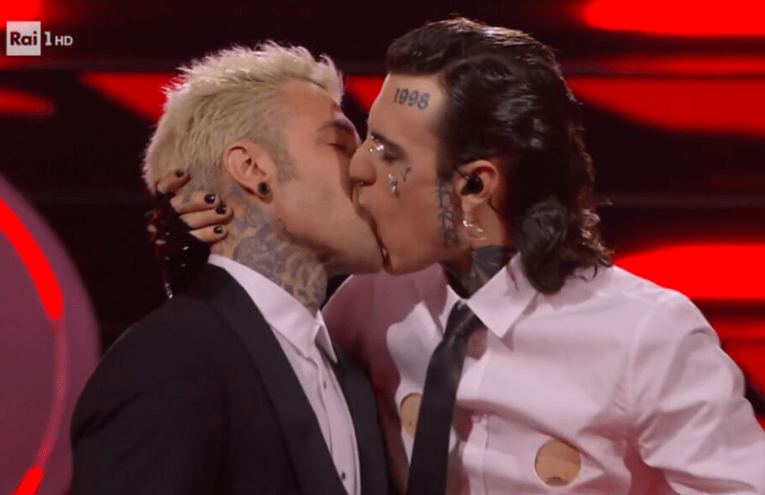 Rosa Chemical rompe il silenzio sul bacio a Fedez e rivela: “Tinder mi ha bannato per un motivo assurdo”