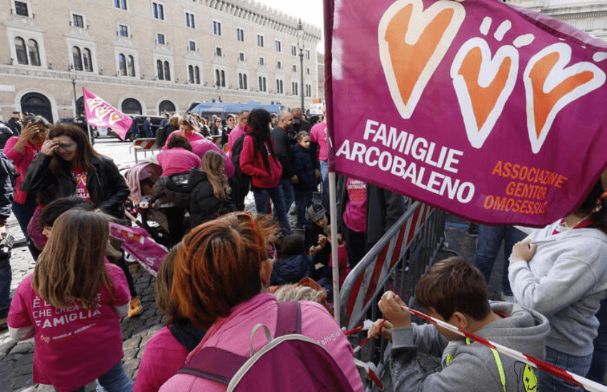 Milano, la Procura mette il punto: “Persone dello stesso sesso non possono essere genitori”
