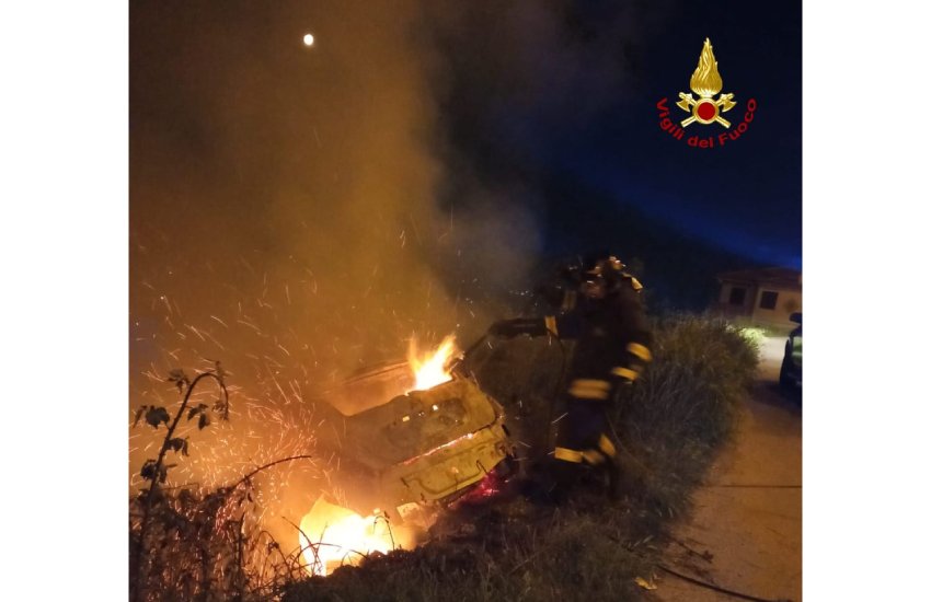 Auto incendiata nella notte a Sezze: paura tra i residenti