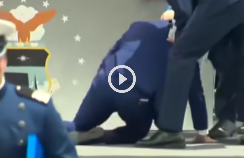 Biden cade sul palco durante la cerimonia dell’aeronautica – VIDEO
