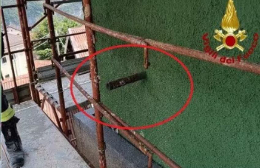 Taglia un tubo nel muro, ma è un residuato bellico ed esplode tutto. Muore 30enne