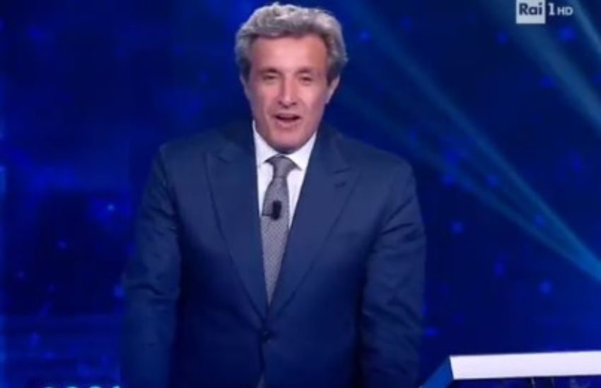 L’addio emozionante e accorato di Flavio Insinna visibilmente commosso: “Siete voi la mia eredità” [VIDEO]