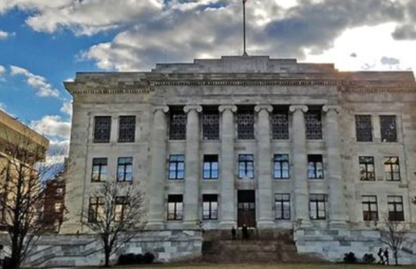 Choc all’obitorio: il direttore vendeva e spediva per posta crani, cervelli, pelle e pezzi di corpi umani