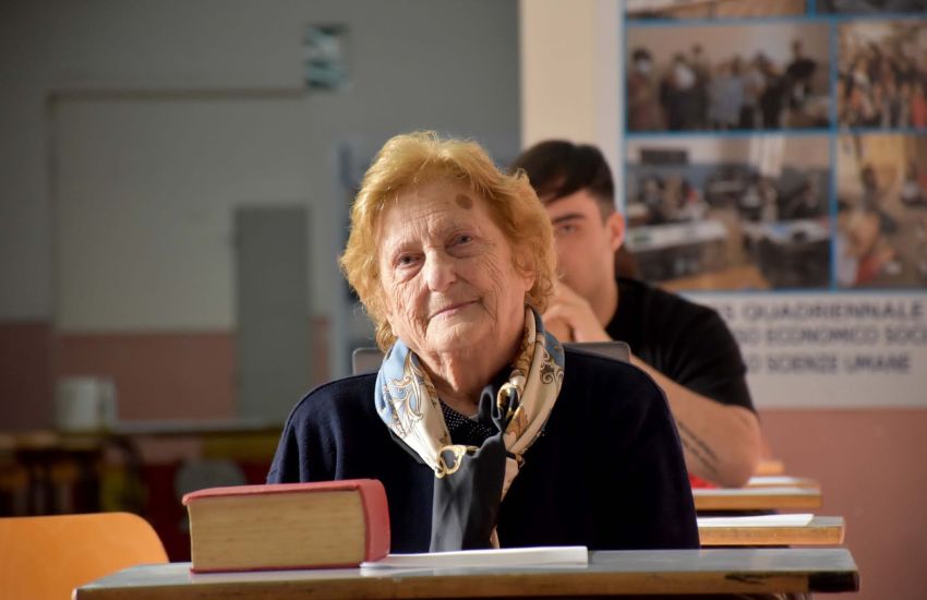 Sorpresa tra i banchi di scuola, c’è un’alunna di 90 anni: “Voglio la maturità per inseguire il mio sogno”
