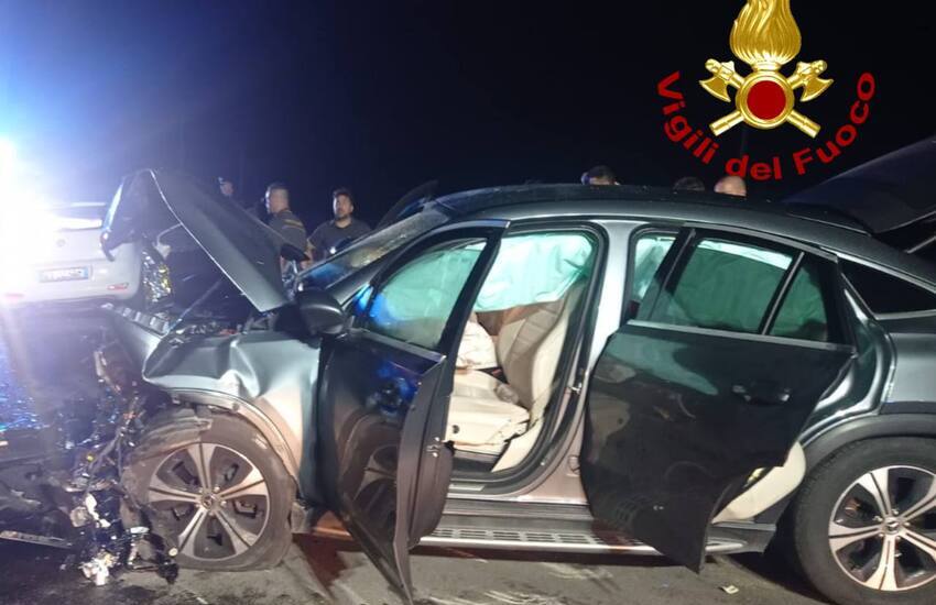 Scontro tra auto sulla via per il mare. Muore 22enne, quattro feriti