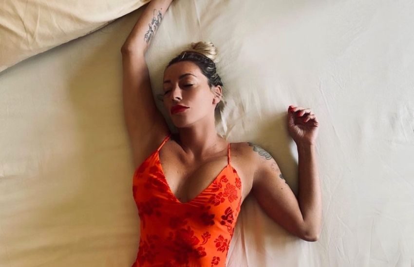 Hater contro Karina Cascella: “Puoi mostrare solo t***e e c**o”, ma lei mostra ben altro!