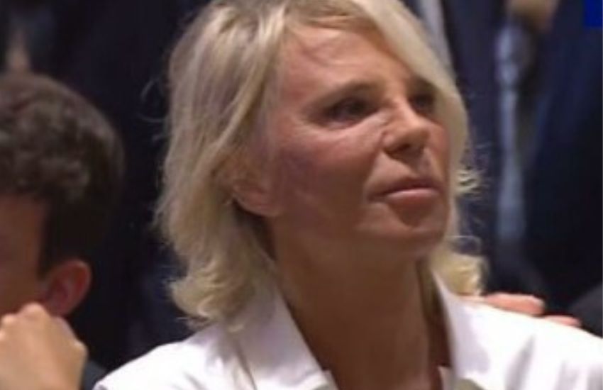 Maria De Filippi irriconoscibile al funerale di Berlusconi, circolano notizie preoccupanti sulla sua salute: “Non sta bene”