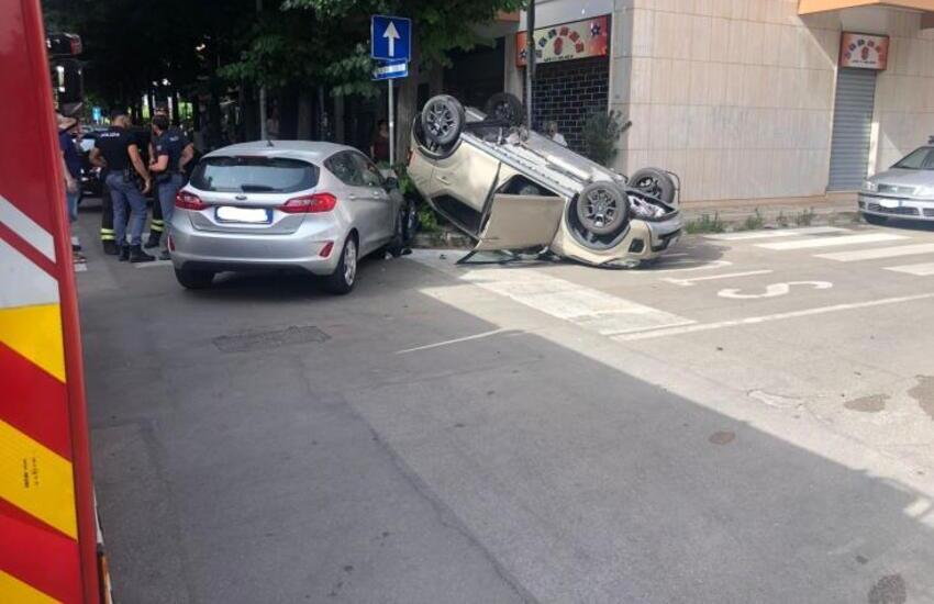 Scontro tra auto in città, una si ribalta. Quattro i feriti, tra di loro anche due bambini