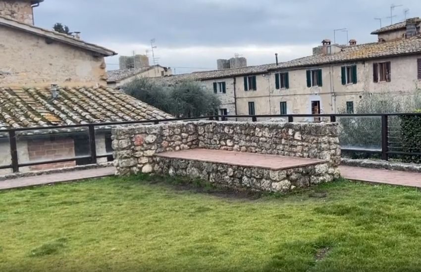Siena: ladro fugge e si nasconde nel giardino della caserma dei carabinieri. Arrestato