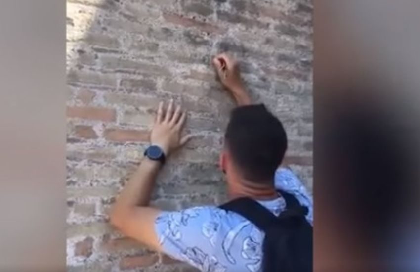 L’assurda lettera di scuse del turista che ha sfregiato il Colosseo: “Scusate, non sapevo che…”