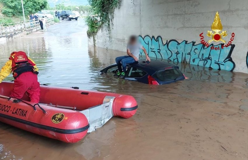 Auto finisce sotto un metro di acqua nel sottopasso: 20enne pontino recuperato dai Vigili del Fuoco