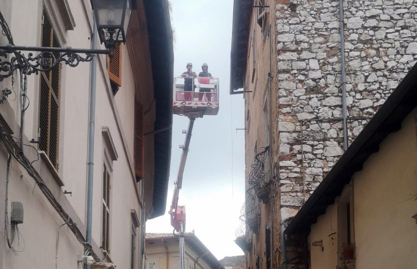 Tegole cadono in strada in centro a Sezze: chiusa via San Carlo