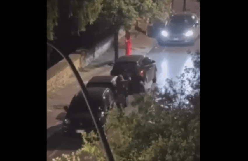 Posillipo, ragazza picchiata con violenza dal fidanzato in strada: “Lei non vuole denunciarlo”. Il video choc