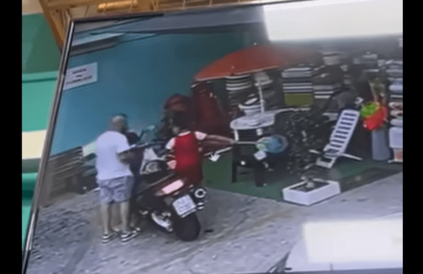 Napoli, insegna al figlio a rubare in un negozio: il video choc