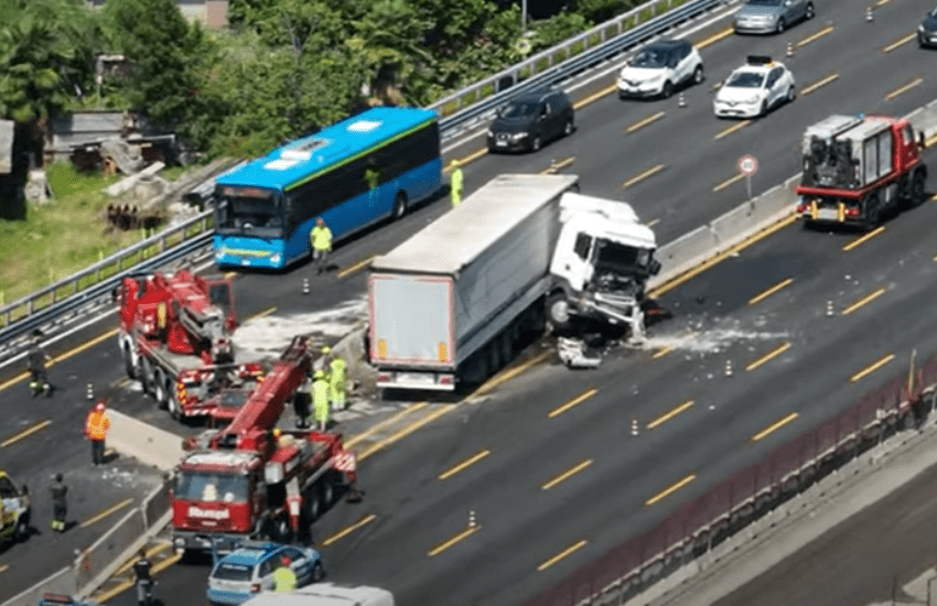 Tir sfonda new jersey e piomba sull’altra carreggiata: panico sull’Autolaghi (VIDEO)