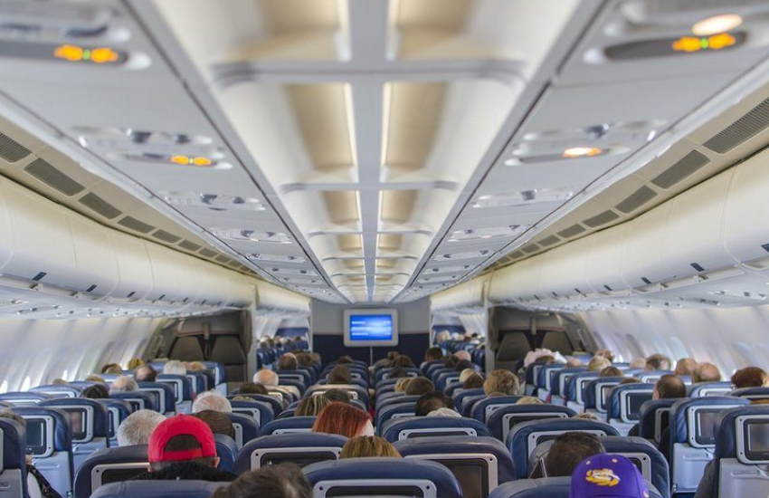 Diarrea in volo, aereo costretto a fare dietrofront: “Rischio biologico”