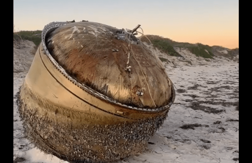 Il mistero del cilindro metallico affiorato dal mare (VIDEO)