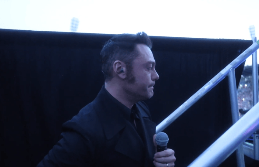 Tiziano Ferro a cuore aperto: “Ora posso dirvi la verità. Devo operarmi” (VIDEO)