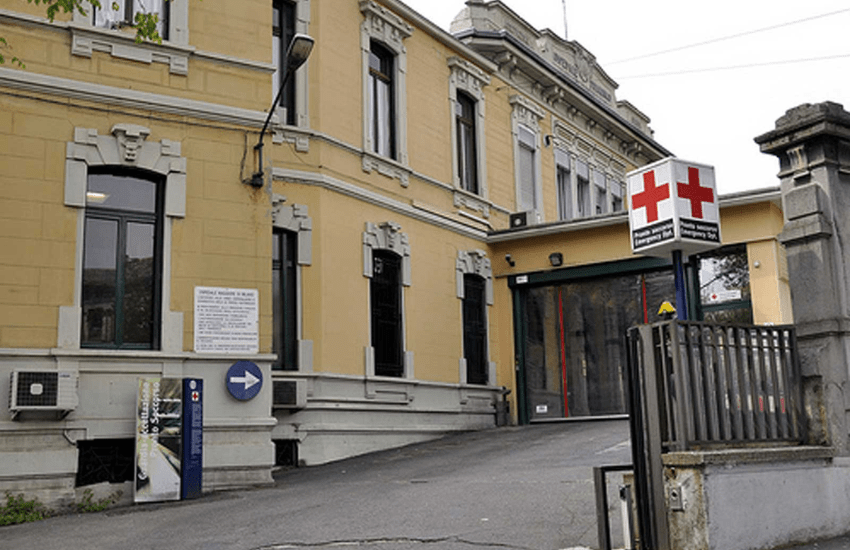 Milano, figlio di una paziente del Policlinico spezza il femore a un medico: è in gravi condizioni