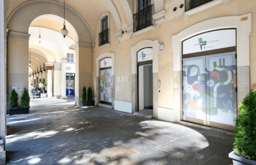 Novara: anziana scambia l’acceleratore per il freno e parcheggia nella vetrina della clinica