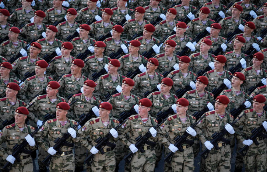 Russia, nuova legge per arruolare milioni di soldati. A Kiev ucciso un bambino durante un attacco